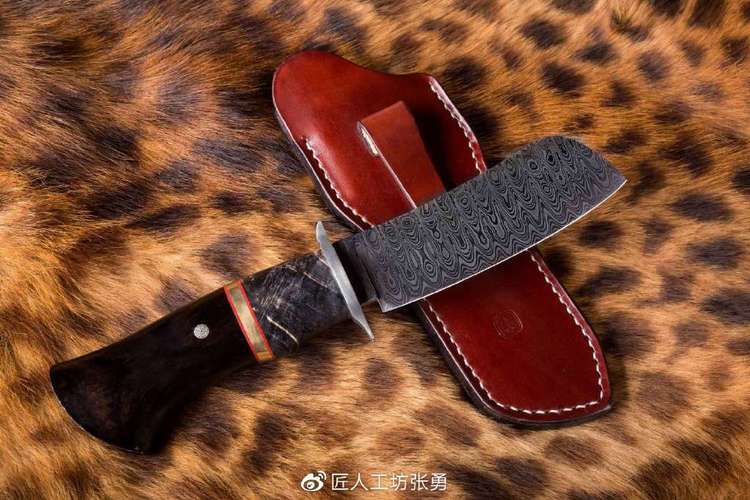 纯手工折叠锻打大马士革钢刀身,采用进口刃具钢和低碳钢作为基材,低温